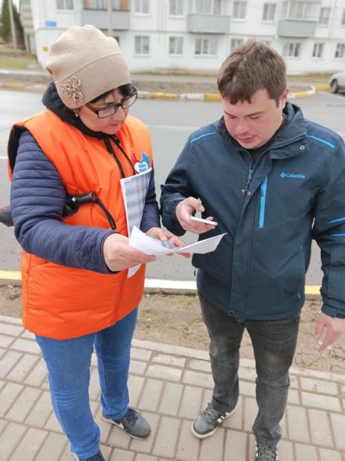 Волонтеры Нурлата помогают населению на Всероссийском голосовании за объекты благоустройства