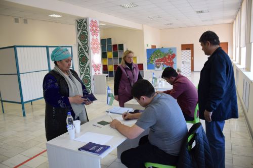 В Нурлате прошло досрочное голосование на референдуме по поправкам в Конституцию Узбекистана