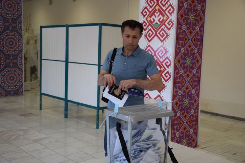 В Нурлате прошло досрочное голосование на референдуме по поправкам в Конституцию Узбекистана
