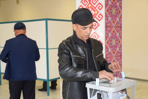 В Нурлате прошло досрочное голосование на референдуме по поправкам в Конституцию Узбекистана