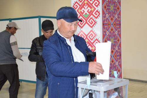 В Нурлате прошло досрочное голосование на референдуме по поправкам в Конституцию Узбекистана