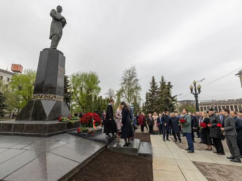У памятника Габдулле Тукаю прошла торжественная церемония возложения цветов в часть дня рождения поэта
