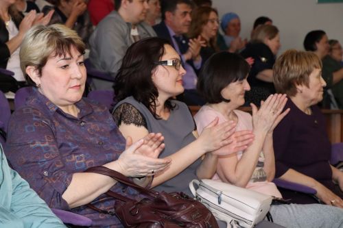 В Нурлате фельдшеры профессиональный праздник отмечают на сцене школы искусств