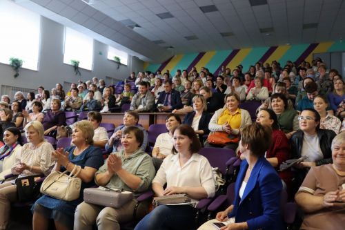 В Нурлате фельдшеры профессиональный праздник отмечают на сцене школы искусств