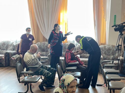 Нурлатские автоинспекторы встретились с жителями дома-интерната для престарелых