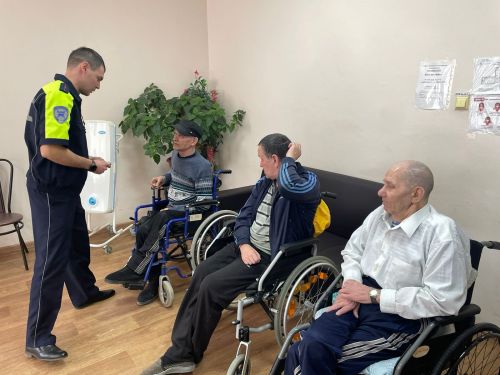 Нурлатские автоинспекторы встретились с жителями дома-интерната для престарелых