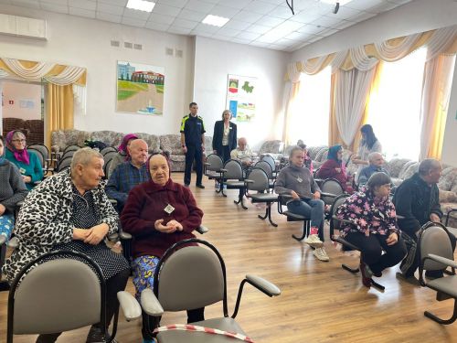 Нурлатские автоинспекторы встретились с жителями дома-интерната для престарелых