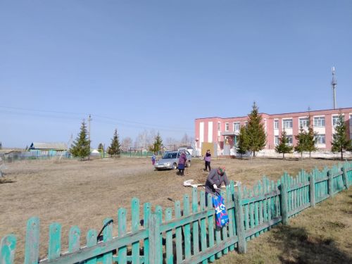Весенний субботник прошел на территории прихода святых Петра и Павла в селе Старые Челны