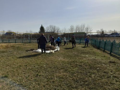 Весенний субботник прошел на территории прихода святых Петра и Павла в селе Старые Челны