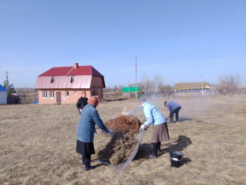 Весенний субботник прошел на территории прихода святых Петра и Павла в селе Старые Челны