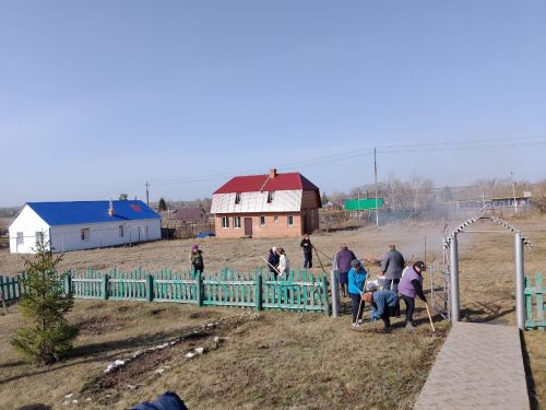 Весенний субботник прошел на территории прихода святых Петра и Павла в селе Старые Челны
