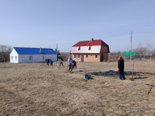 Весенний субботник прошел на территории прихода святых Петра и Павла в селе Старые Челны