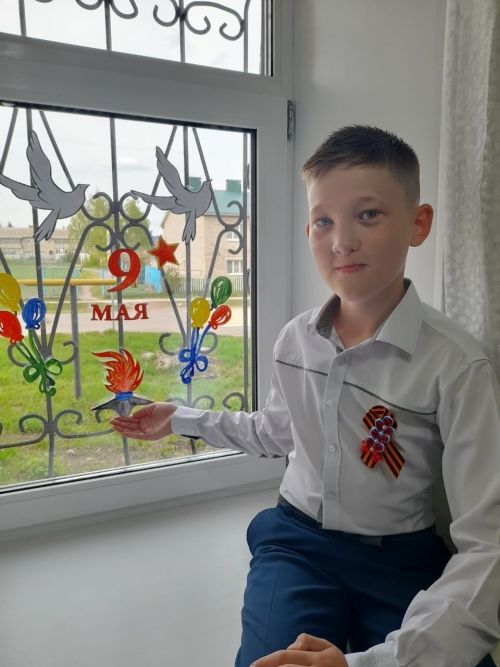 Учащиеся Нурлатской школы №3 поддержали акцию «Окна Победы»