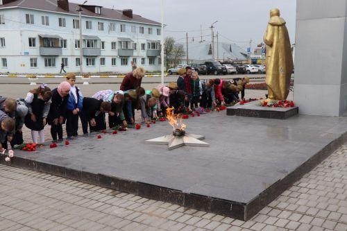 Второклассники Нурлата возложили цветы в комплексе «Вечный огонь»