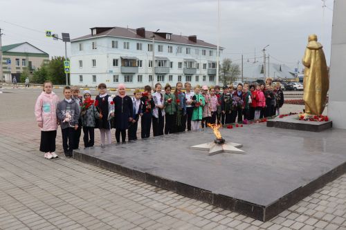Второклассники Нурлата возложили цветы в комплексе «Вечный огонь»