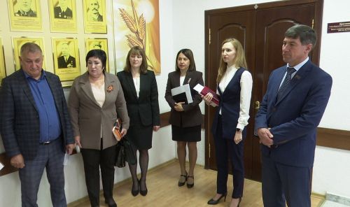 В Совете Нурлатского района прошла благотворительная акция «Красная гвоздика»