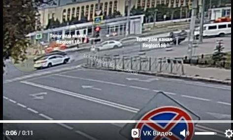 Казанцы сняли на видео момент ДТП с перевёртышем
