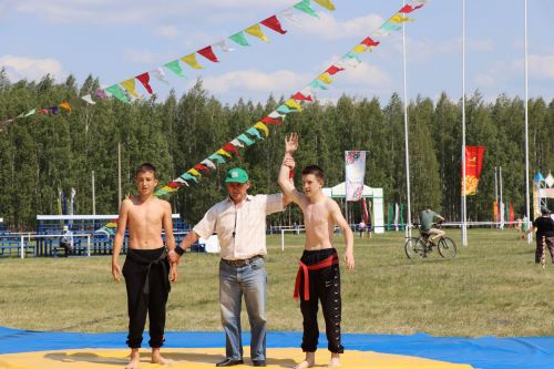 На нурлатском Уяве прошел традиционный турнир по чувашской борьбе на поясах