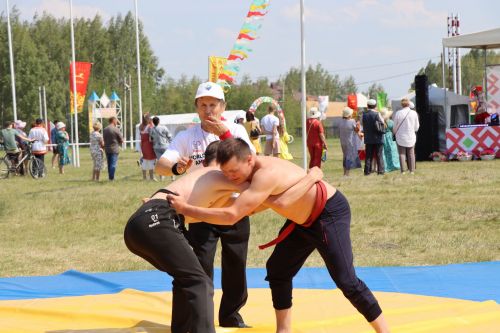 На нурлатском Уяве прошел традиционный турнир по чувашской борьбе на поясах