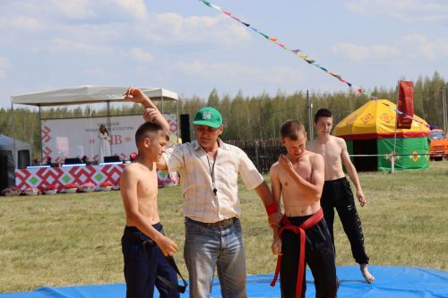 На нурлатском Уяве прошел традиционный турнир по чувашской борьбе на поясах