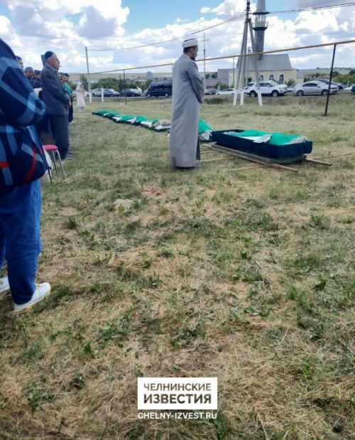 На траурную церемонию похорон погибшей при пожаре в Тукаевском районе семьи собралось всё село