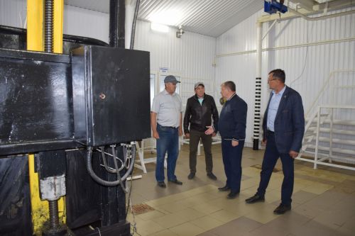 Дамир Ишкинеев ознакомился с ходом заготовки кормов в хозяйстве «Нурлат сэте»