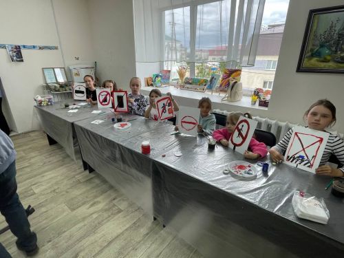 Дети в пришкольном лагере «Бригантина» повторили правила дорожного движения