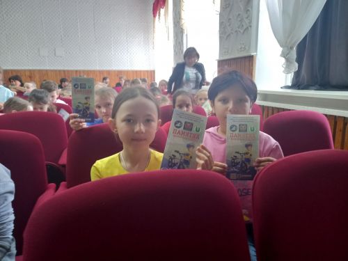 Дети в пришкольном лагере «Бригантина» повторили правила дорожного движения