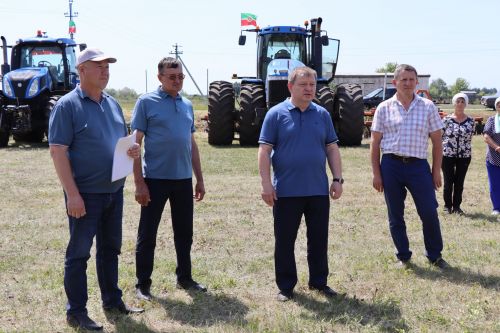 В Нурлатском районе готовность техники к уборочным работам получила высокую оценку