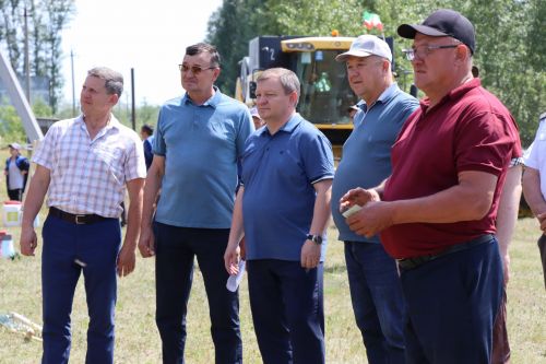 В Нурлатском районе готовность техники к уборочным работам получила высокую оценку
