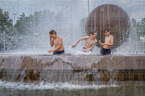 В парке Казани отключили фонтан из-за массового купания жителей