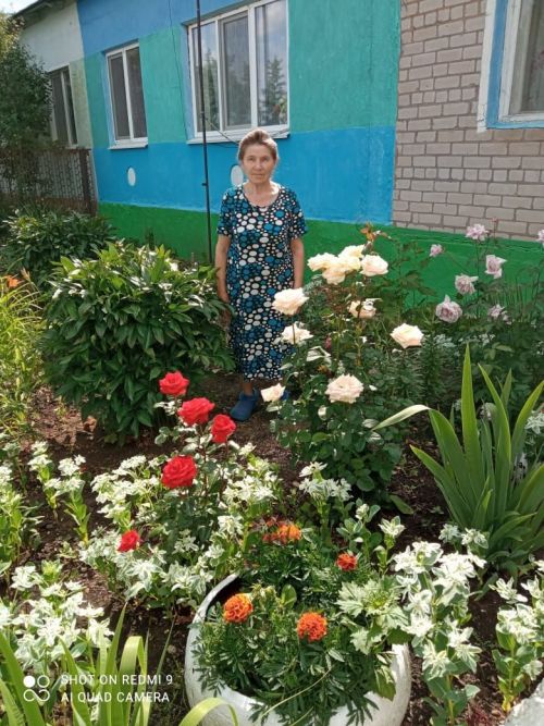 Пожилые нурлатцы разбили цветочные клумбы около своих домов