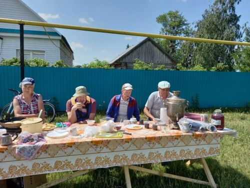 Жители Степного Озера всегда ухаживают за кладбищами, убираются на их территории