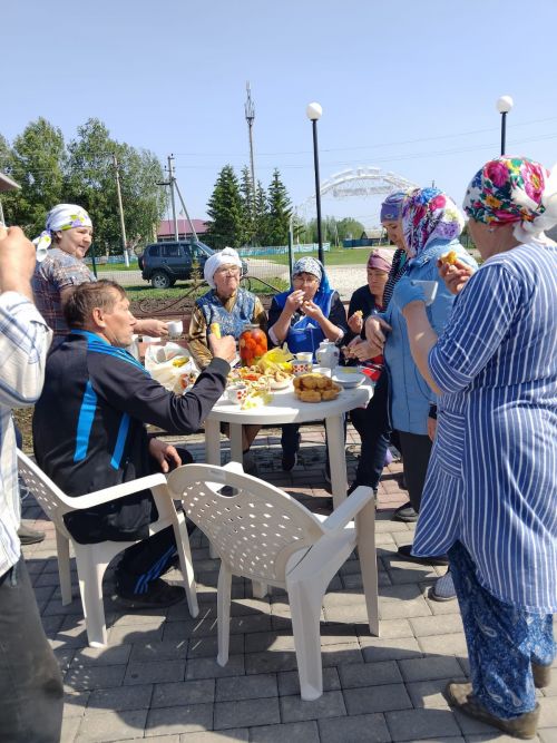 Жители Степного Озера всегда ухаживают за кладбищами, убираются на их территории