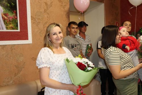 Участник СВО из Нурлата встретил жену и новорожденного ребенка из роддома