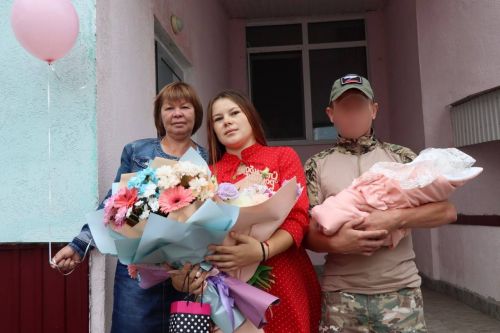 Участник СВО из Нурлата встретил жену и новорожденного ребенка из роддома