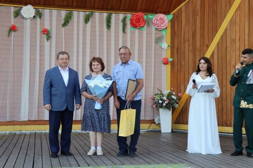 В сквере «Театральный» прошел праздник, посвященный Дню семьи, любви и верности