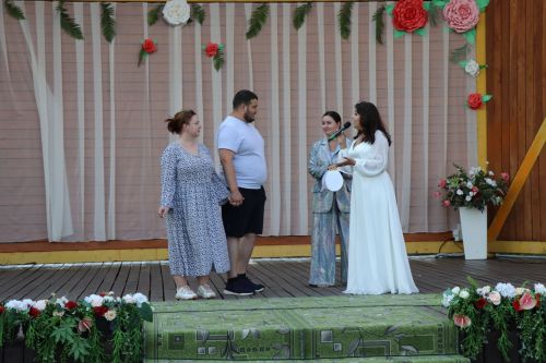 На празднике семьи любви и верности в Нурлате парень сделал предложение руки и сердца любимой девушке