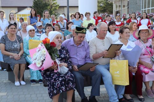 В сквере «Театральный» прошел праздник, посвященный Дню семьи, любви и верности