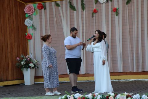 На празднике семьи любви и верности в Нурлате парень сделал предложение руки и сердца любимой девушке