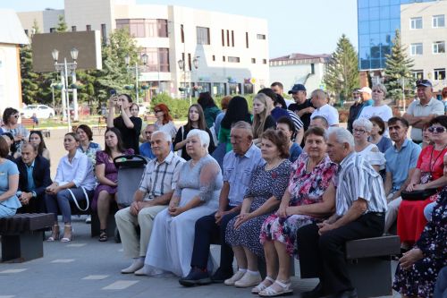 В сквере «Театральный» прошел праздник, посвященный Дню семьи, любви и верности