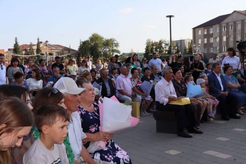 В сквере «Театральный» прошел праздник, посвященный Дню семьи, любви и верности