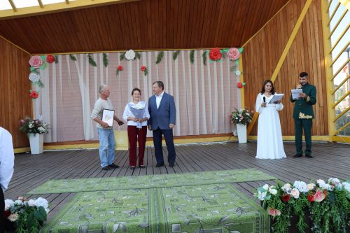В сквере «Театральный» прошел праздник, посвященный Дню семьи, любви и верности