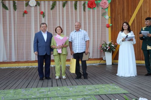 В сквере «Театральный» прошел праздник, посвященный Дню семьи, любви и верности