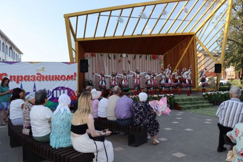 В сквере «Театральный» прошел праздник, посвященный Дню семьи, любви и верности