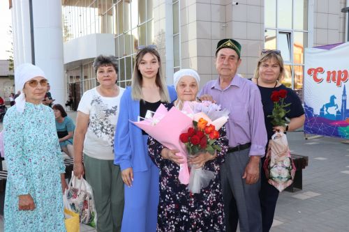 В сквере «Театральный» прошел праздник, посвященный Дню семьи, любви и верности
