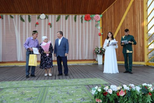 В сквере «Театральный» прошел праздник, посвященный Дню семьи, любви и верности