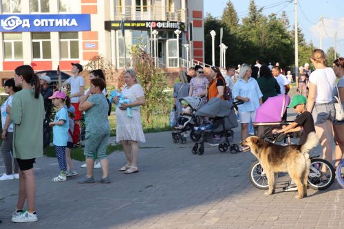 В сквере «Театральный» прошел праздник, посвященный Дню семьи, любви и верности