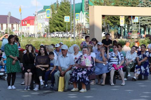 В сквере «Театральный» прошел праздник, посвященный Дню семьи, любви и верности