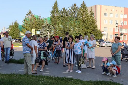 В сквере «Театральный» прошел праздник, посвященный Дню семьи, любви и верности